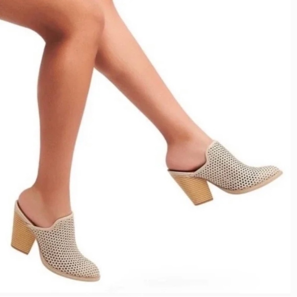 DV DOLCE VITA Kenli Laser Cut Mule Booties Block Heel Taupe Women Size 8.5 - Picture 3 of 12